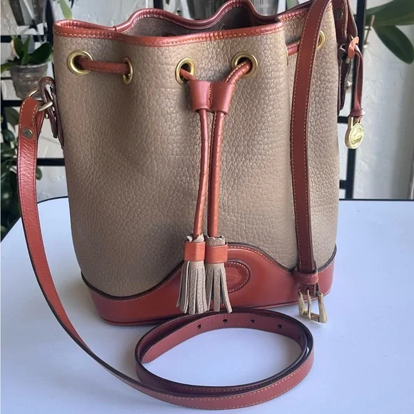 VINTAGE DOONEY AND BOURKE CROSSBODY BUCKET SAND AND TAN TRIM DRAWSTRING - Picture 8 of 15